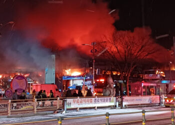 충남 서천 전통시장 불…227개 점포 잿더미