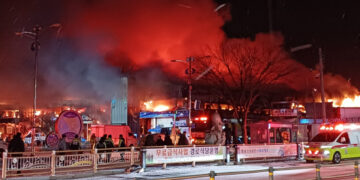 충남 서천 전통시장 불…227개 점포 잿더미