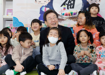 “잘생긴 할아버지가 어딨어요?”…아이 물음에 이재명 웃음 터졌다