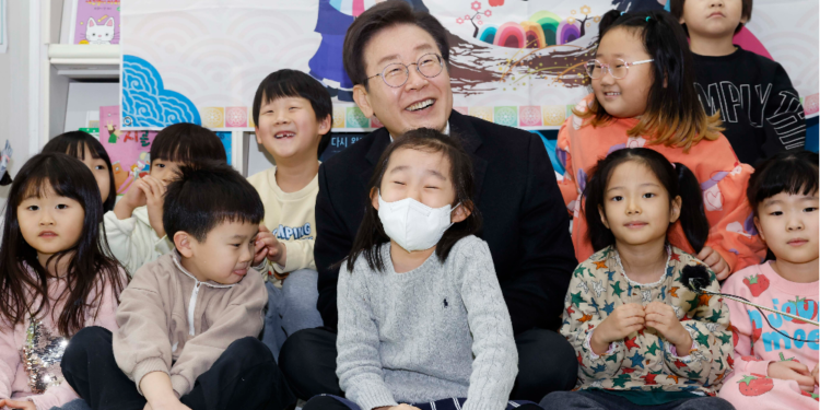 “잘생긴 할아버지가 어딨어요?”…아이 물음에 이재명 웃음 터졌다