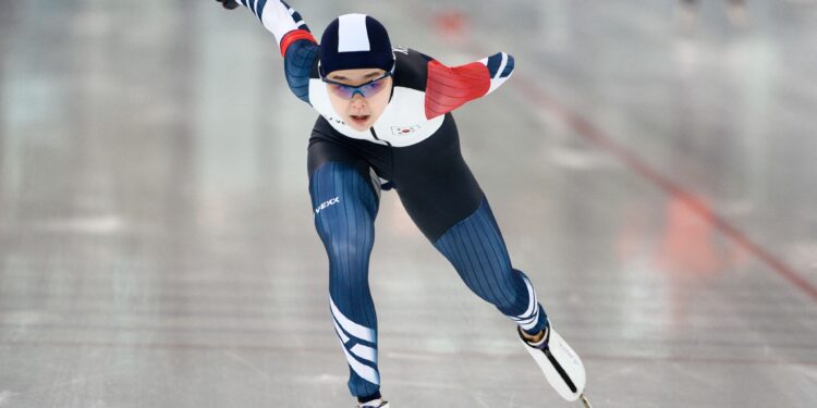 빙속 간판 김민선, 월드컵 5차 銅…이나현, 주니어 세계新