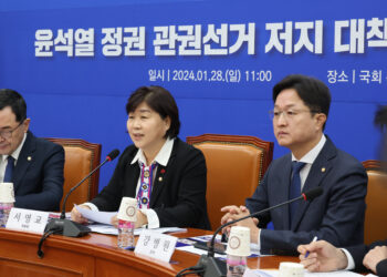 “‘한동훈 사퇴 요구’는 선거법 위반” 민주, 尹대통령 고발키로