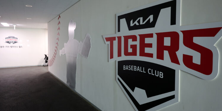 KIA 김종국 감독·장정석 전 단장 구속영장… 2년 연속 악재