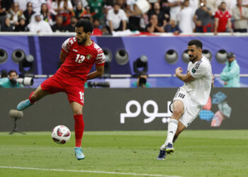 ‘역전 영웅, 잔디 먹방, 퇴장 역적’ 이라크 득점왕 후세인 ‘황당 레드카드’… 패배 빌미