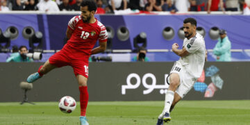 ‘역전 영웅, 잔디 먹방, 퇴장 역적’ 이라크 득점왕 후세인 ‘황당 레드카드’… 패배 빌미