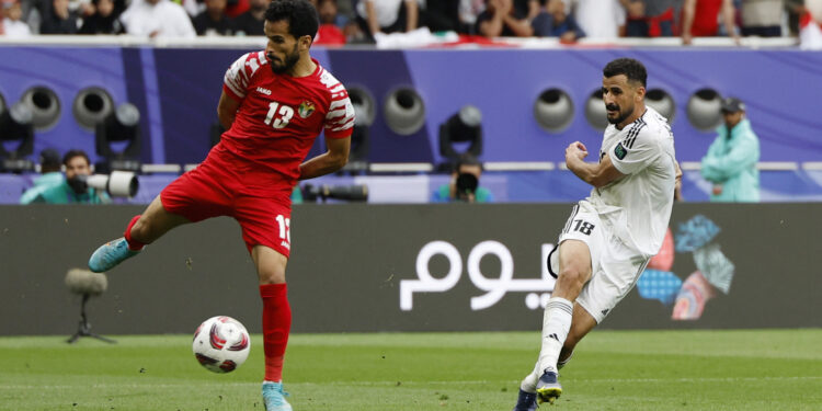 ‘역전 영웅, 잔디 먹방, 퇴장 역적’ 이라크 득점왕 후세인 ‘황당 레드카드’… 패배 빌미