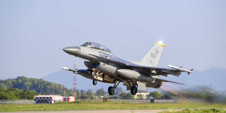 주한미군 F-16 전투기 서해 추락…비상 탈출 조종사 구조