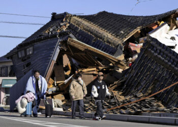 [포토] 日 강진에 이불 뒤집어 쓰고 피난 가는 주민