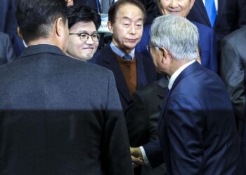 [포토] 악수하는 문 전 대통령·한 비대위원장