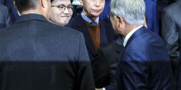 [포토] 악수하는 문 전 대통령·한 비대위원장