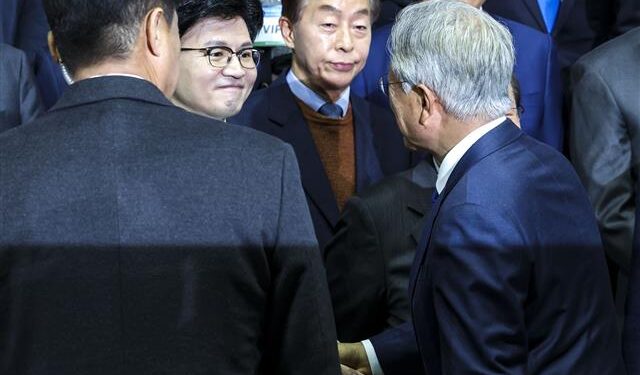 [포토] 악수하는 문 전 대통령·한 비대위원장