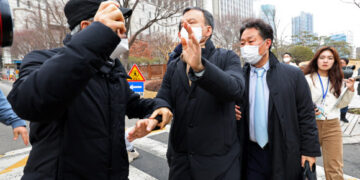 [포토] ‘항의 받는’ 가습기살균제 애경 전 대표