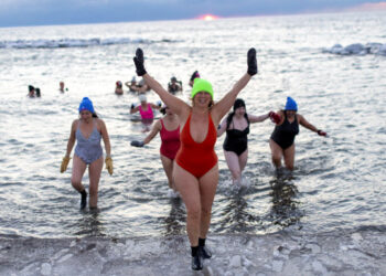 [포토] 차디찬 물 속에서 ‘일출 수영’