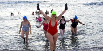 [포토] 차디찬 물 속에서 ‘일출 수영’