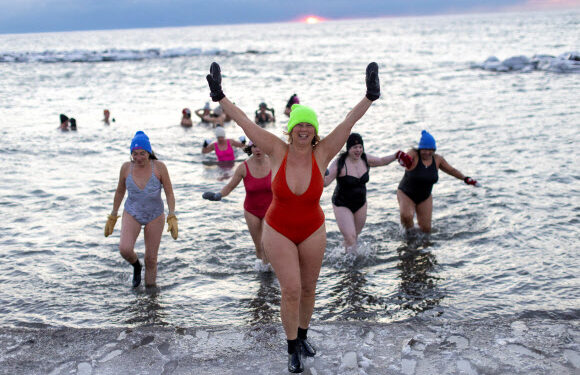[포토] 차디찬 물 속에서 ‘일출 수영’