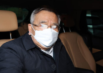 [포토] 보석 석방된 박영수 전 특검…위치추적기 부착 조건