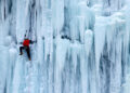 [포토] 빙벽을 오르는 사람들 | 서울신문