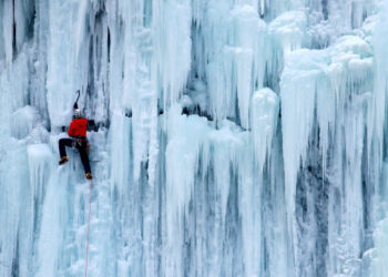 [포토] 빙벽을 오르는 사람들 | 서울신문