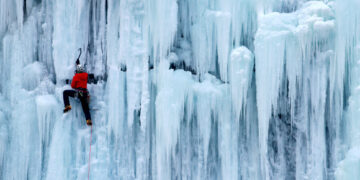 [포토] 빙벽을 오르는 사람들 | 서울신문
