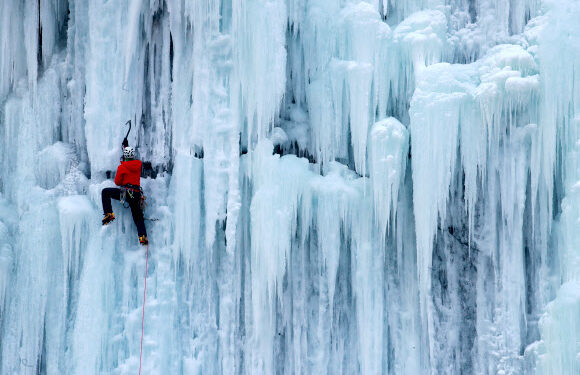 [포토] 빙벽을 오르는 사람들 | 서울신문