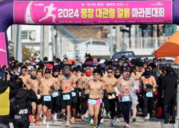 [포토] “추위는 잊었다” 알몸 마라토너들