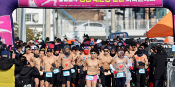[포토] “추위는 잊었다” 알몸 마라토너들