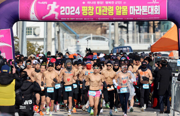 [포토] “추위는 잊었다” 알몸 마라토너들