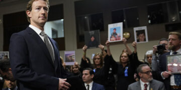 “당신 SNS에 피가 묻어 있다”… 美의회서 고개 숙인 저커버그