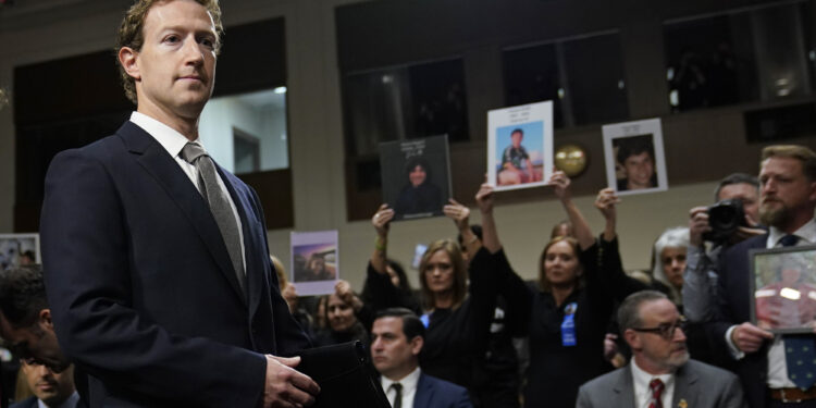 “당신 SNS에 피가 묻어 있다”… 美의회서 고개 숙인 저커버그