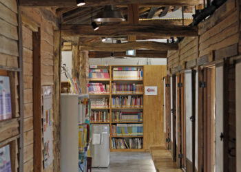 책장 속에서 만난 비밀 세상… 소녀의 꿈이 한 뼘 더 자랐다 [박상준의 書行(서행)]