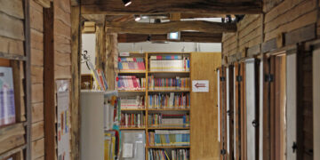 책장 속에서 만난 비밀 세상… 소녀의 꿈이 한 뼘 더 자랐다 [박상준의 書行(서행)]