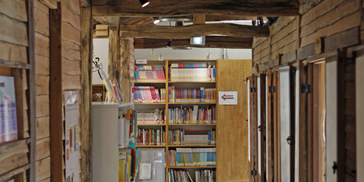 책장 속에서 만난 비밀 세상… 소녀의 꿈이 한 뼘 더 자랐다 [박상준의 書行(서행)]