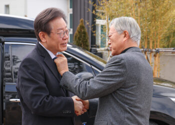 李 상처 살핀 文 “우린 ‘명문 정당’… 친명·친문 하나”