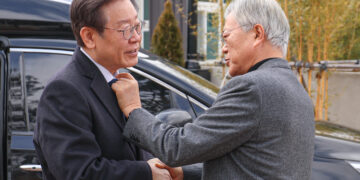 李 상처 살핀 文 “우린 ‘명문 정당’… 친명·친문 하나”