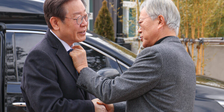 李 상처 살핀 文 “우린 ‘명문 정당’… 친명·친문 하나”