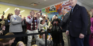 이변 없이 바이든, 민주 첫 경선 압승