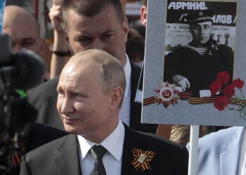 영웅 되고픈 푸틴, 전쟁 폐허 도시에 동상부터 세웠다 [차용구의 비아 히스토리아]