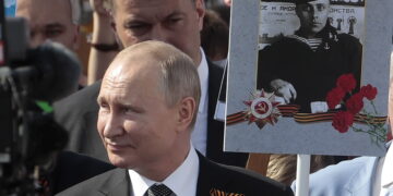 영웅 되고픈 푸틴, 전쟁 폐허 도시에 동상부터 세웠다 [차용구의 비아 히스토리아]