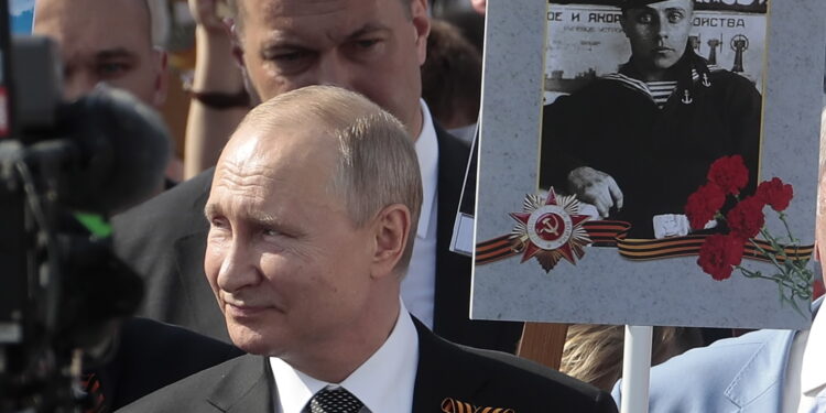 영웅 되고픈 푸틴, 전쟁 폐허 도시에 동상부터 세웠다 [차용구의 비아 히스토리아]