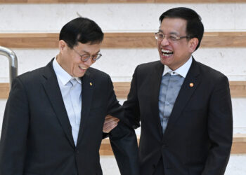 경제부총리가 6년 만에 한은 방문한 까닭은