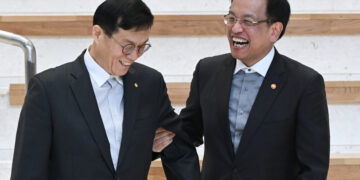 경제부총리가 6년 만에 한은 방문한 까닭은