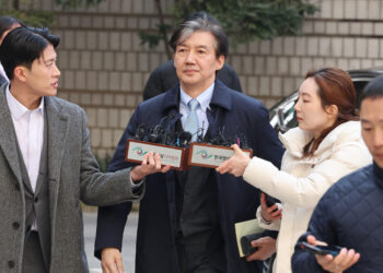 [속보] 조국 ‘입시비리·감찰무마’ 2심도 징역 2년…법정구속 피해