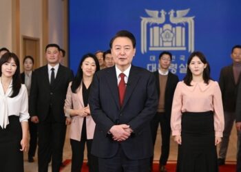 尹, 설 연휴 첫날 환경공무관과 떡국 “여러분 있기에 국민들 쾌적”