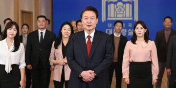 尹, 설 연휴 첫날 환경공무관과 떡국 “여러분 있기에 국민들 쾌적”