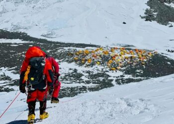“에베레스트에 싸고 간 ‘똥’ 바위에 그대로…악취 주범”