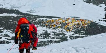 “에베레스트에 싸고 간 ‘똥’ 바위에 그대로…악취 주범”