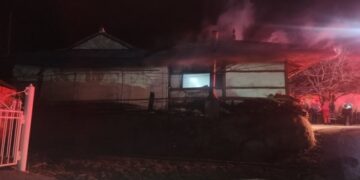 “설에 자식들 온다고 땔감 한 가득” 80대 노부부 주택에 불