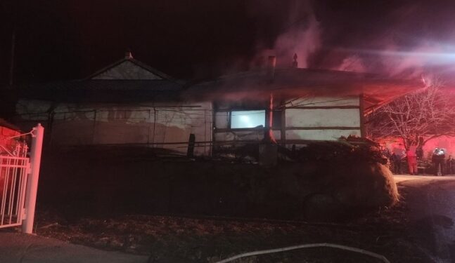 “설에 자식들 온다고 땔감 한 가득” 80대 노부부 주택에 불