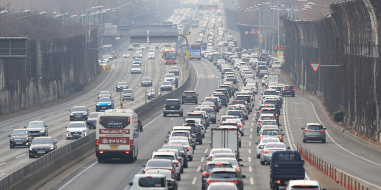 ‘막바지 귀성’에 ‘귀경 전쟁’도 본격화…부산→서울 7시간30분, 광주→서울 6시간30분