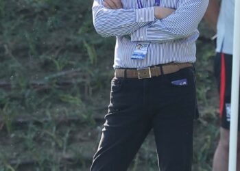 ‘줄행랑’ 감독 ‘멍든’ 손흥민 ‘분통’ 축구팬 ‘팔짱 낀’ 회장